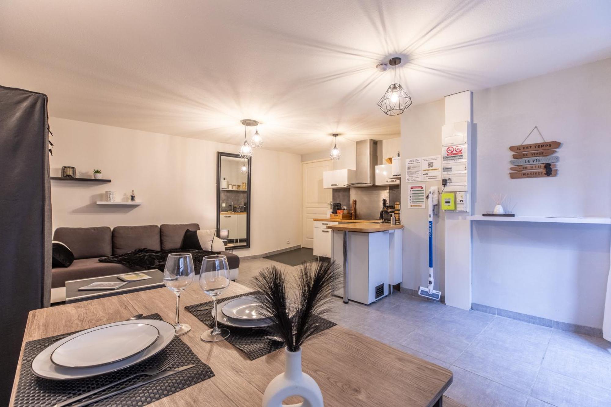 Nid Douillet - Elegant Studio En Plein Centre De Риом Экстерьер фото