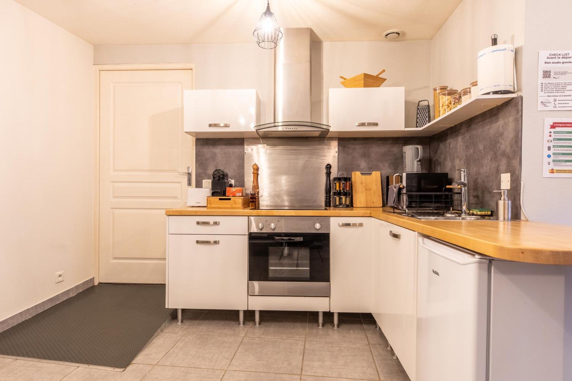 Nid Douillet - Elegant Studio En Plein Centre De Риом Экстерьер фото
