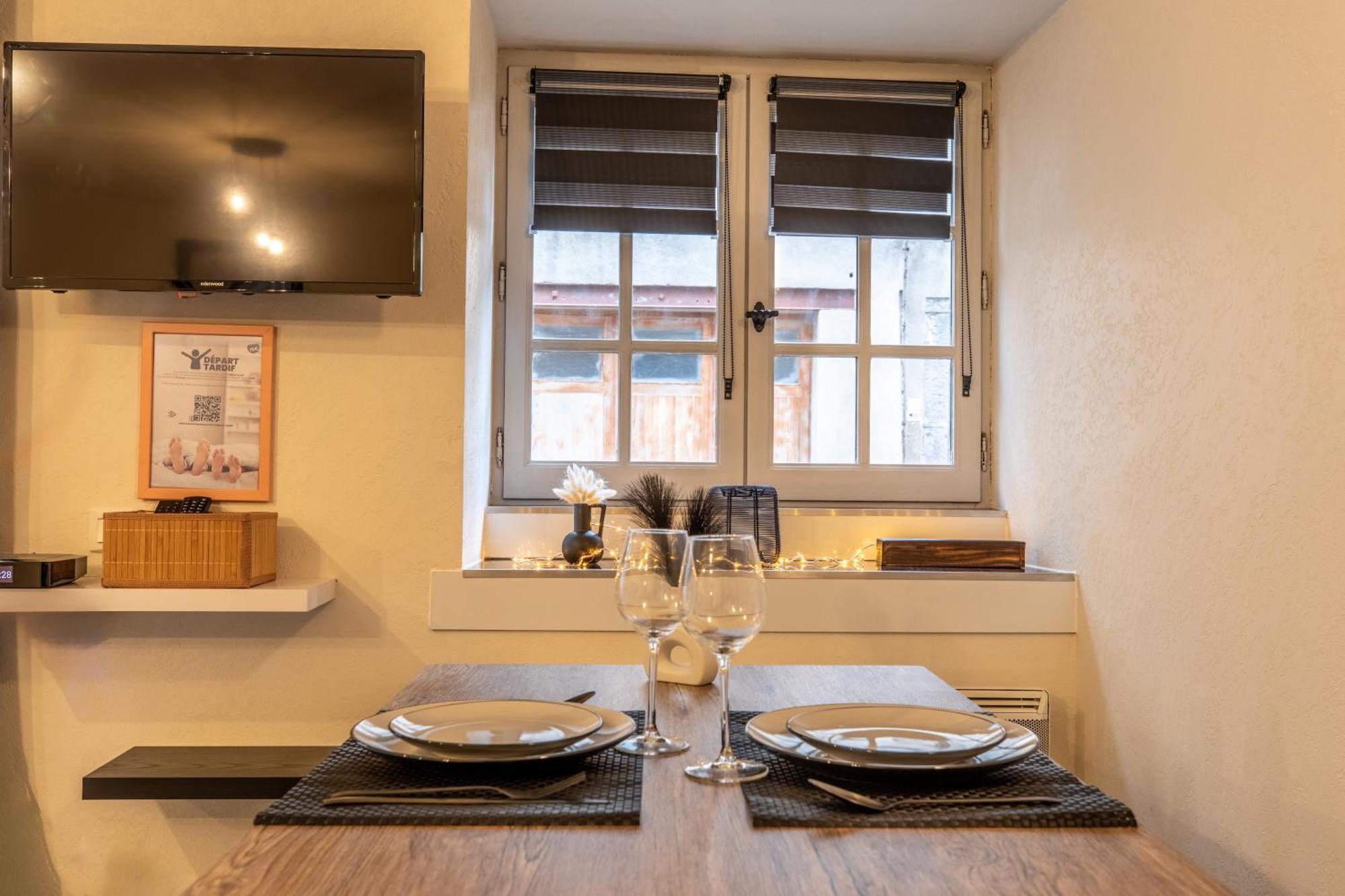 Nid Douillet - Elegant Studio En Plein Centre De Риом Экстерьер фото