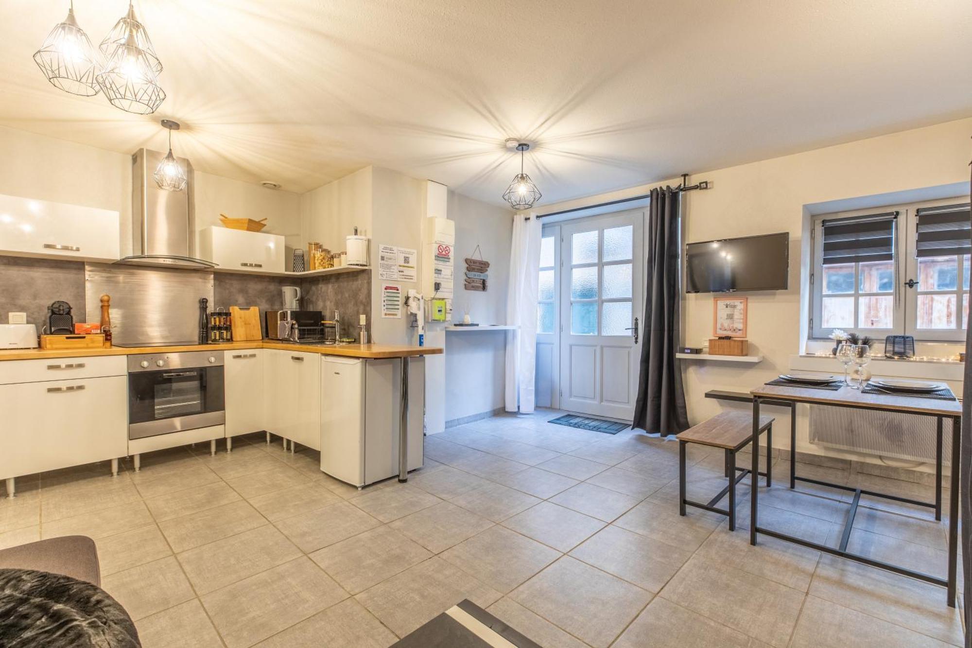 Nid Douillet - Elegant Studio En Plein Centre De Риом Экстерьер фото