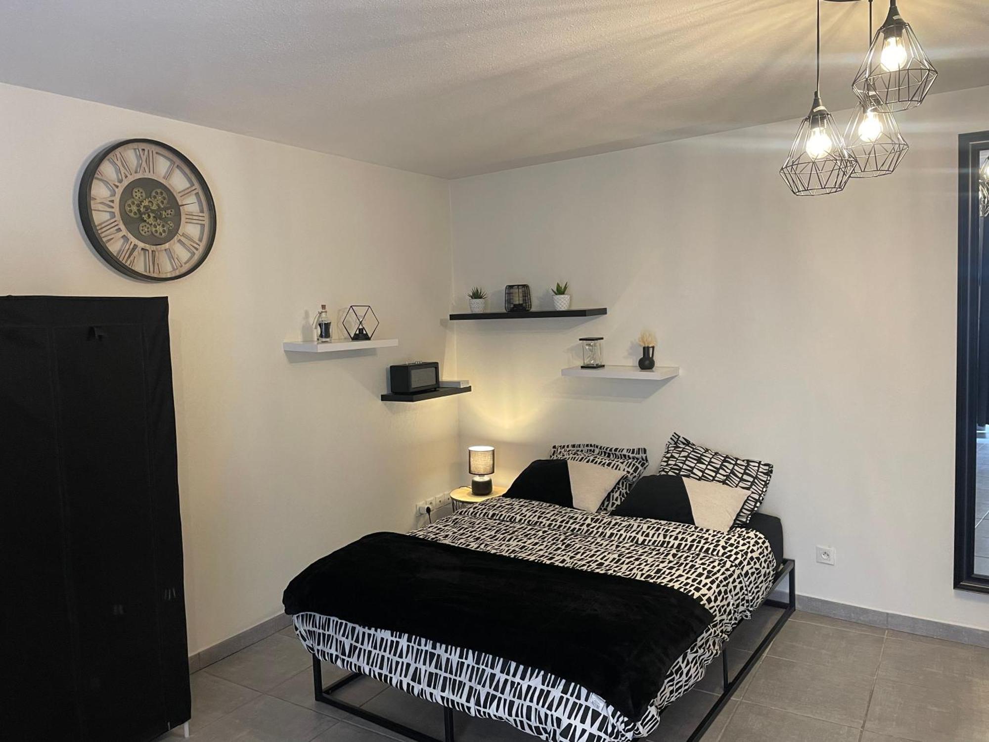 Nid Douillet - Elegant Studio En Plein Centre De Риом Экстерьер фото